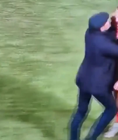 Futbol sahasında yaşanan olay şaşırttı! Oyuncusuna kırmızı kart gösterilen futbolcu saldırıya uğradı.