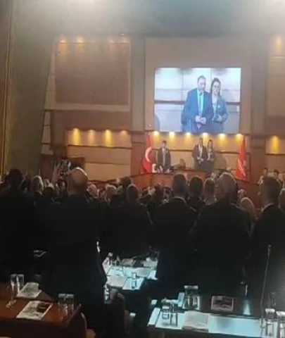 İstanbul Büyükşehir Belediye Meclisi'nde Tansiyon Yükseldi! İBB Meclis Üyeleri Arasında Su Şişesi Atma Olayı Yaşandı