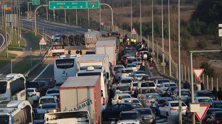 Anadolu Otoyolu'nda TIR devrildi, Ankara istikameti trafiğe kapandı!